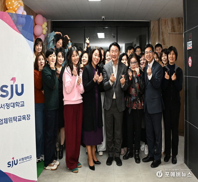 시장이 11월 26일 녹양 위탁교육장(비우로 110, 502호)을 방문해 재학생들과 기념사진을 찍고 있다.