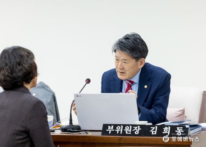 행정사무감사 중인 강서구의회 미래복지위원회 김희동 부위원장
