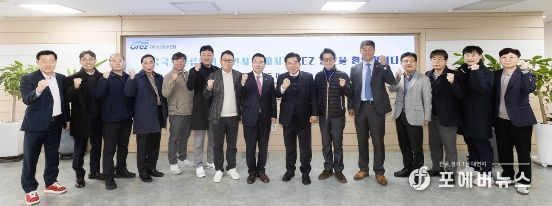 광양만권경제자유구역청 청사에서 한국국제물류협회 회원사 관계자들이 광양항 및 광양만권 산업단지 현장시찰에 앞서 구충곤 청장 등과 함께 기념촬영을 하고 있다.