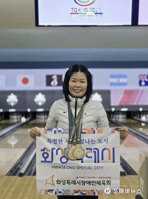 2025 도쿄 데플림픽에서 금1·은1·동1의 성적을 거둔 박선옥 선수가 메달을 목에 걸고 기념촬영하고 있다