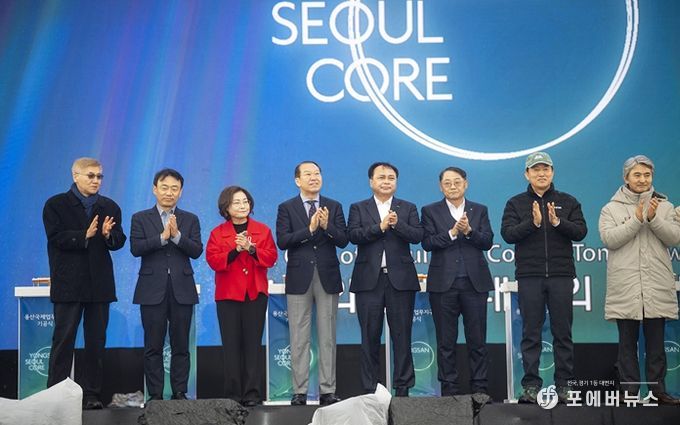 박희영 서울 용산구청장이 용산국제업무지구 기공식 행사 무대에서 기념 퍼포먼스를 하고 있다.