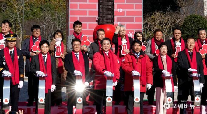 김영록 전라남도지사가 1일 전남도청 광장에서 열린 ‘희망 2026 나눔캠페인’ 출범식 및 사랑의 온도탑 제막식에서 참석자들과 사랑의 온도 올리기 퍼포먼스를 하고 있다.