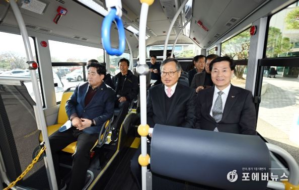 ‘밀양시 1호 수소저상 시내버스 시승식’에서 참석자들이 버스 주행 성능과 탑승 환경을 확인하고 있다.