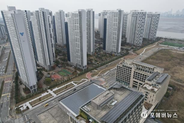 서울대 시흥캠퍼스(우측)와 아파트 사이 부지에 조성된 배곧 도시숲 전경