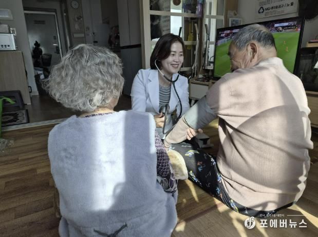 ‘2025년 한파대응 방문건강관리사업’으로 하남시보건소 전담인력이 취약계층 가구에 방문해 기초 건강상태를 확인하고 한파 시 행동요령, 만성질환 관리법 등을 안내하는 모습