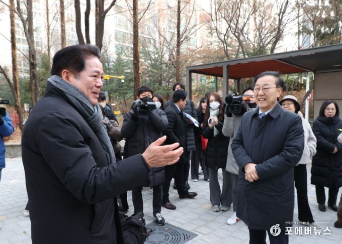 최대호 안양시장(왼쪽)과 김윤덕 국토부장관(오른쪽)이 3일 오전 10시 선도지구를 둘러보며 이야기를 나누고 있다