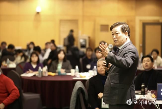 박승원 광명시장이 4일 오후 제주도 켄싱턴 리조트에서 열린 ‘2025 대한민국 ESG정원정책포럼-공무원 혁신 리더십 과정’에 참석해 ‘탄소중립으로 지속가능한 도시전환’을 주제로 한 특별강연을 하고 있다.