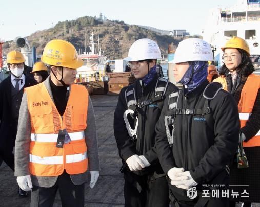 8일 김대중 전라남도교육감이 ㈜여수해양을 찾아 현장실습 안전․환경을 점검하고, 실습생을 격려를 전하고 있다.