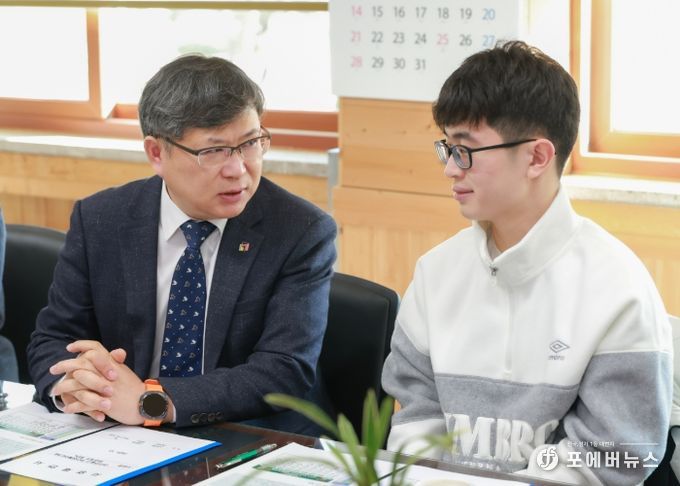 유정기 권한대행, 수능 만점 이하진 학생 격려