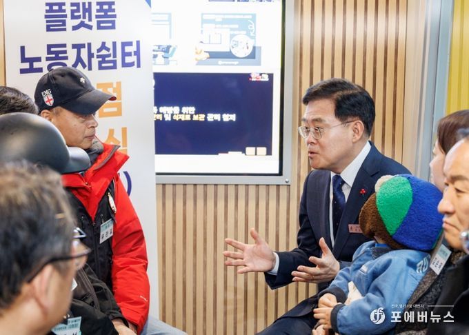 진교훈 서울 강서구청장(오른쪽 맨 뒤)이 이동노동자 쉼터 2호점 개소식에서 이동노동자와 대화를 나누고 있다.