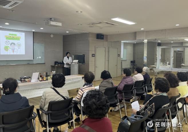 어르신들이 영양 교육을 받고 있다