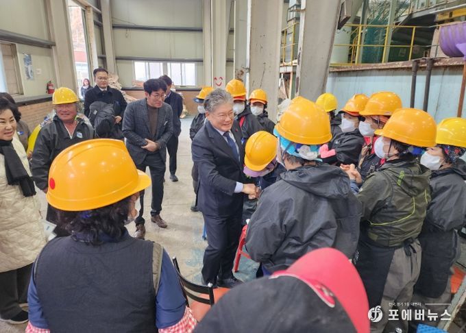영광군수, 환경관리센터 재활용 선별장 근로자 방문 격려