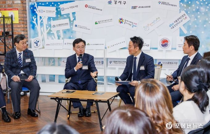 진교훈 서울 강서구청장(정면 왼쪽 두 번째)이 강서청소년회관에서 열린 ‘스터디벅스 커넥트 데이(CONNECT DAY)’에 참석해 협의체 관계자들과 대화하고 있다.