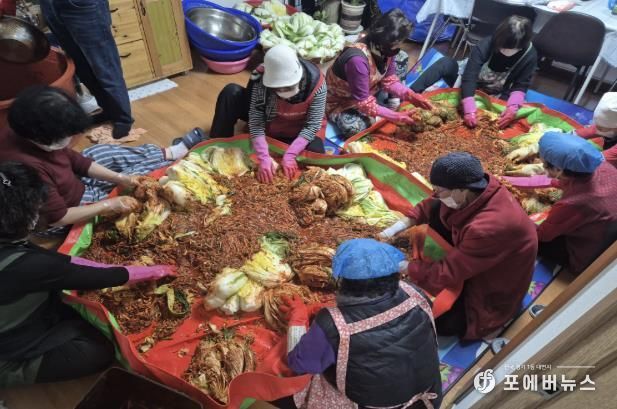 시흥4동 한울경로당에서 어르신들이 김장을 담그고 있다
