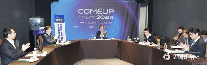 12일 김관영 도지사가 서울 코엑스에서 열린 ‘컴업 2025’ 에서 국내 최대 스타트업 단체인 코리아스타트업포럼과 함께 ‘피지컬 AI 기회의 땅, 전북’을 주제로 좌담회를 갖고 전북 스타트업 전시관을 둘러보고 있다