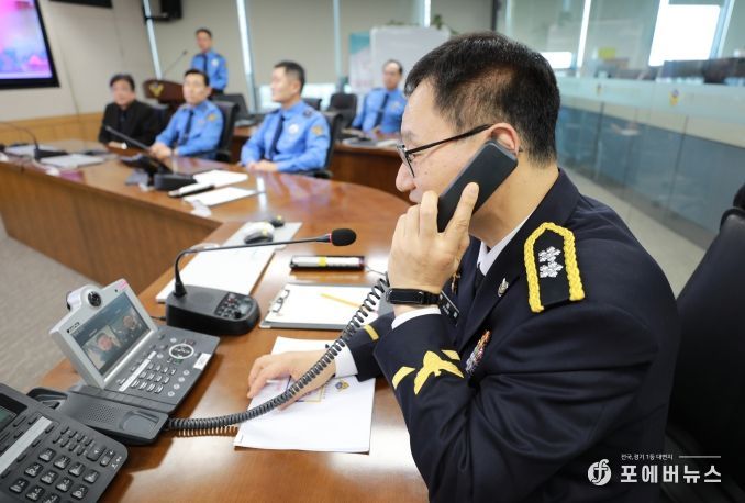 제11대 박재화 청장이 3005함장과 화상통화를 진행 중이다.