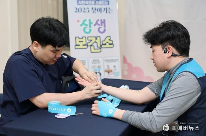 광산구는 병원에 가기 힘든 우체국 노동자들을 위해 찾아가는 상생보건소를 운영했다. 우체국 노동자들이 검진을 하고 있다.