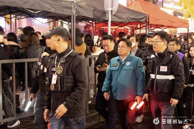 지난 10월 핼러윈데이 인파 밀집에 대비해 안전관리를 펼치고 있는 박강수 마포구청장