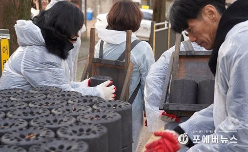 인천시사회서비스원 직원들이 지난 12일 미추홀구 용현동 일대에서 연탄배달 봉사를 하고 있다.