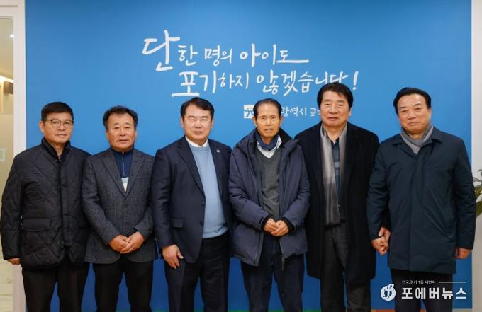 이정선 광주시교육감(왼쪽 3번째)가 15일 교육감실에서 진행한 ‘교육감-산업단지 대표’ 간담회에서 광주 지역 4개 산업단지 협의회 회장단과 함께 간담회 후 기념사진을 촬영하고 있다.