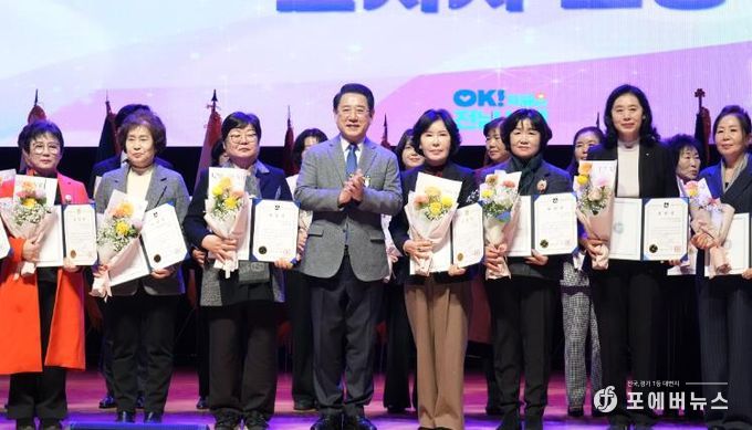 김영록 전라남도지사가 16일 도청 김대중강당에서 열린 ‘제28회 전라남도 여성대회’에 참석해 지역발전과 여성의 권익 신장에 기여한 유공자에게 표창장을 수여한 뒤 기념촬영을 하고 있다.