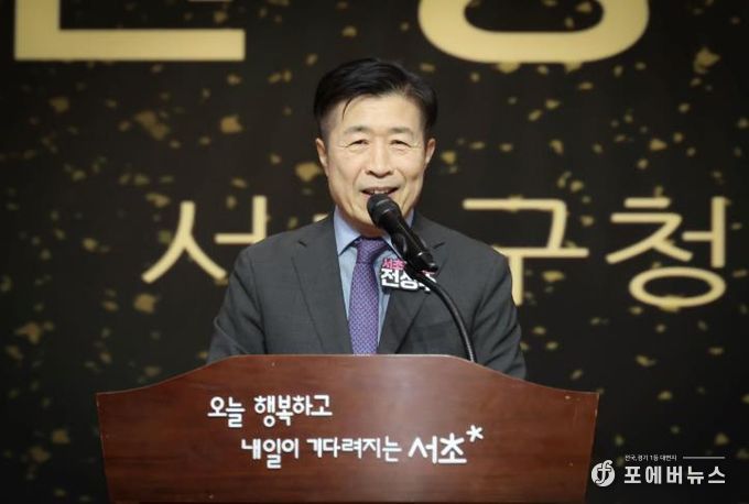 전성수 서초구청장이 16일 서초문화예술회관 아트홀에서 열린 ‘서초노인대학 제34기 졸업식’에 참석해 인사말씀하고 있다.