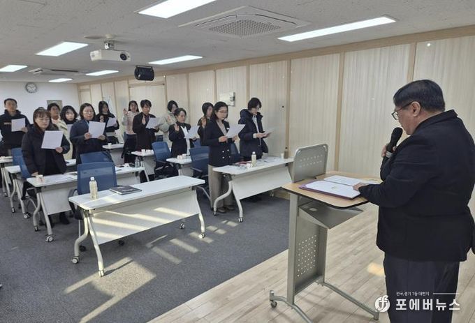 2025 반부패‧청렴실천 행사에서 참석자들이 윤리헌장을 낭독하고 있다.