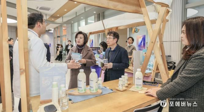 과천시 2025 창업 네트워킹 데이에서 신계용 고천시장과 관계자들이 참여 업체 부스에서 설명을 듣고 있다