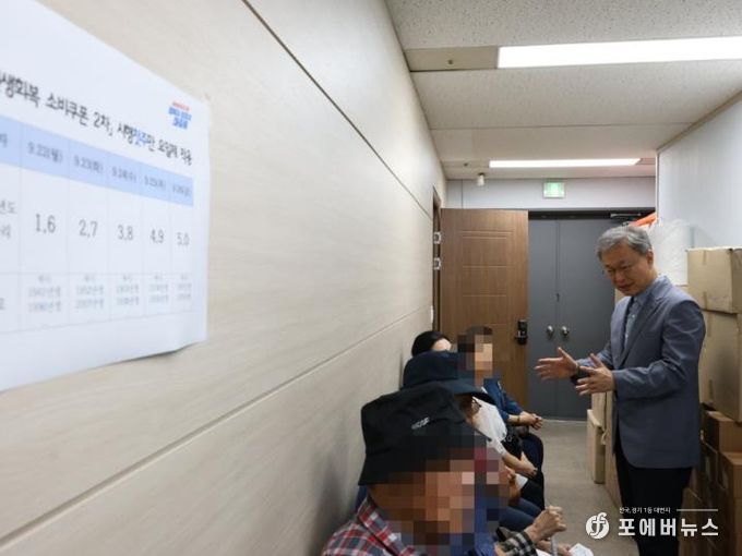 장인홍 구로구청장이 민생회복 소비쿠폰 신청 대기 중인 어르신들과 인사를 나누고 있다.