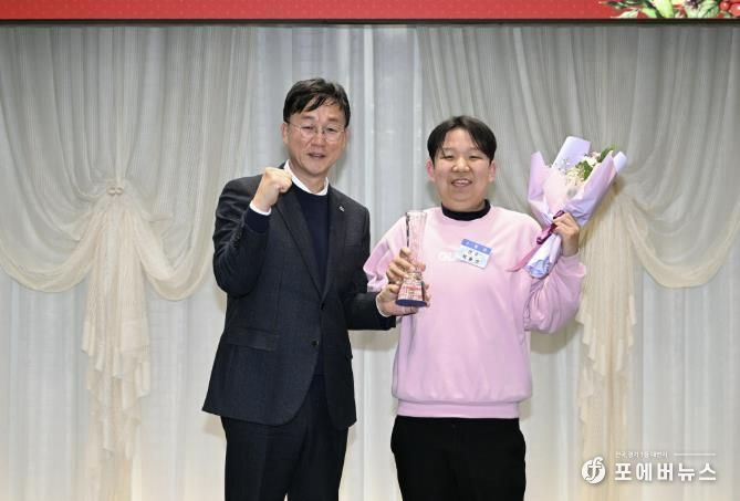 이민근 안산시장(사진 왼쪽)이 18일 안산상공회의소에서 열린 '2025 안산시 장애인 체육인의 날' 행사에서 최우수 선수상을 수상한 박충신 선수(사진 오른쪽)와 함께 기념촬영을 하고 있다.