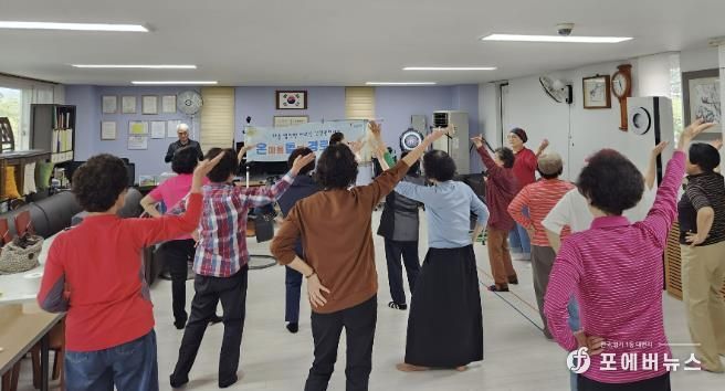 화성시동부보건소 관계자가 신영통현대2단지 온돌경로당에서 온돌경로당 프로그램을 운영하고 있다