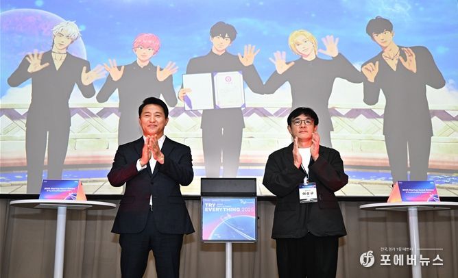 오세훈 서울시장이 12일 오전 ‘2025 Startup Seoul 홍보대사 및 Try Everything 홍보단’ 위촉식에서 이성구 블래스트 대표(오른쪽), 플레이브와 기념촬영 하고 있다.