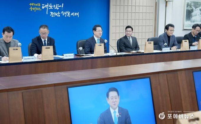 실국장 정책회의 사진-김영록 전라남도지사가 30일 도청 서재필실에서 실국장 정책회의를 주재하고 도정 현안에 대해 논의하고 있다.