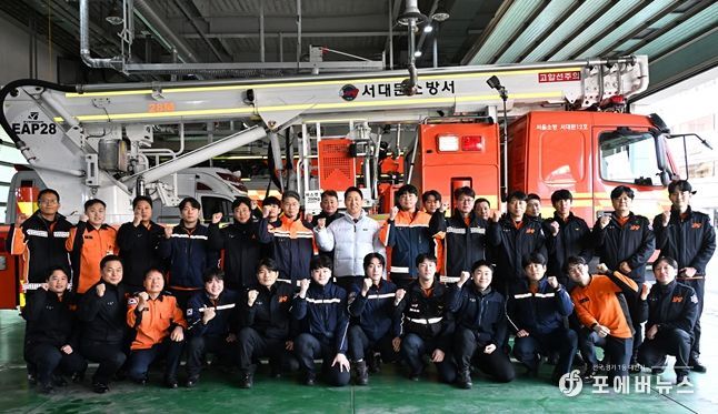 병오년 첫날 1일(목) 서대문소방서를 찾은 오세훈 서울시장이 직원들과 기념사진을 촬영하고 있다.