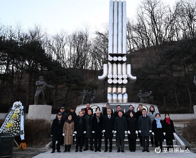 김동근 시장이 1월 2일 자일동 현충탑에서 신년 참배를 하고 있다.