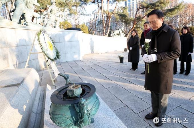 임태희 교육감 현충탑 참배 현장 사진
