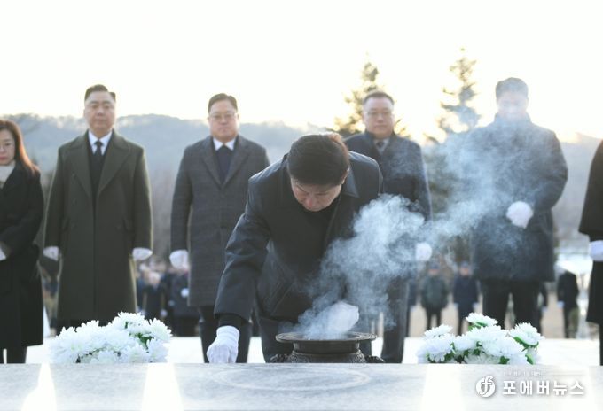 윤창철 의장을 비롯한 시의원들이 1월 2일 오전, 현충탑에서 헌화하고 분향한 뒤, 나라를 위해 헌신한 분들께 참배하고 있다.