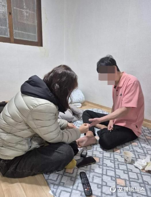 장위1동 방문간호사가 이**씨의 집을 방문해 건강상태를 확인하고 있다.