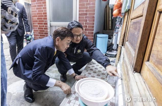 정문헌 구청장이 서촌 흰개미 방제 한옥을 방문했다(2024)
