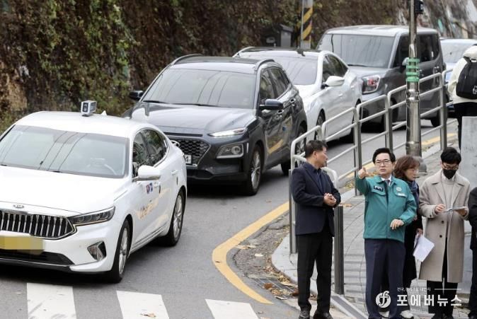 박일하 동작구청장이 지난해 11월 17일 사당동 상현중학교 앞 교차로에서 관계자들과 교통 정체 원인과 문제점을 파악하고, 개선방안 마련을 위한 의견을 나누고 있다