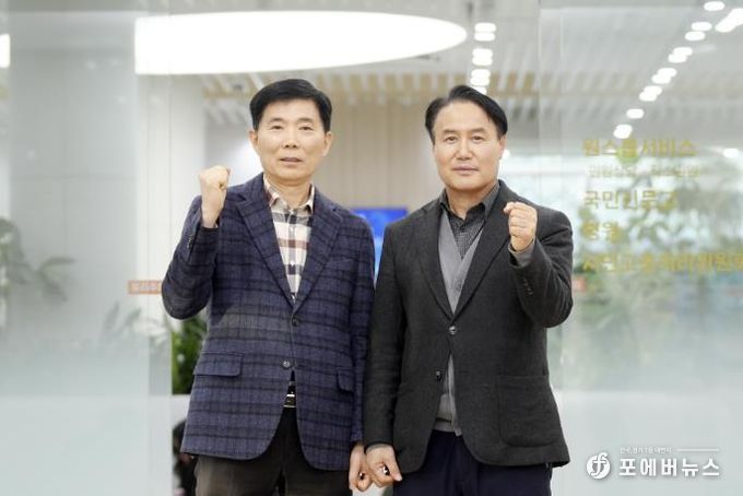 박도신 갈등조정관(왼쪽)과 김원규 특이민원대응전문관이 새빛민원실 앞에서 함께하고 있다.