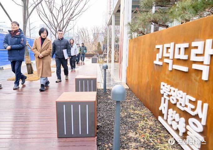 이수희 강동구청장이 동부기술교육원 열린정원 현장을 방문해 점검하고 있다.