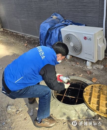 동절기 모기 유충 선제 차단을 위한 유충구제제 투여 작업을 하고 있다.