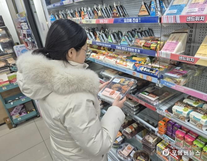아동급식카드를 사용하기 위해 편의점을 방문한 사진