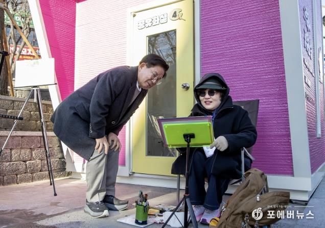 공유화실 앞에서 작가의 그림을 감상하고 있는 박강수 마포구청장
