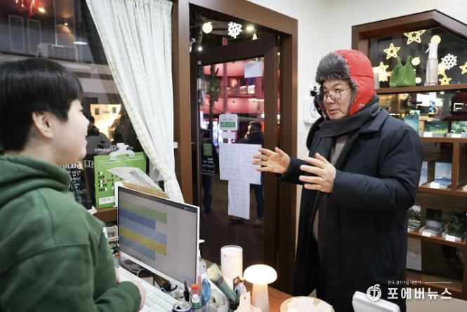 박강수 마포구청장이 ‘청년상인 반년살이’ 매장을 찾아 청년상인들을 격려하고 있다.