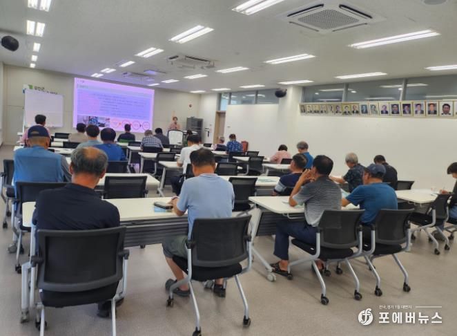 강진군 농업기술센터에서 진행중인 유용 미생물 활용 교육 모습.