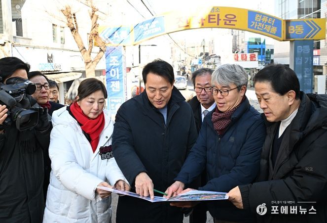 오세훈 서울시장이 22일 용산전자상가 인근 특별계획구역 개발 사업대상지 조감도를 확인하고 있다.