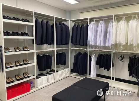 나주시가 구직활동을 준비하는 청년들을 위해 면접정장 대여와 사진 촬영을 지원한다. 사진은 나주시청년센터 꿈이룸옷장 내부 모습.
