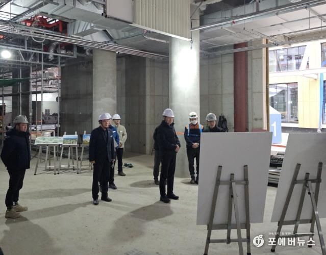 지난해 12월 순천시 관계자들이 신청사 건립사업 현장에서 동절기 대비 특별 안전 점검을 실시하고 있다